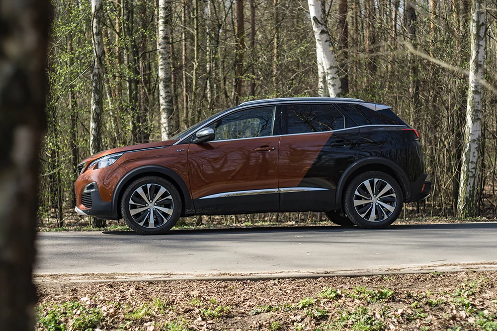 Masywna bryła auta sprawia, że Peugeot 3008 wygląda na trochę większy niż jest.