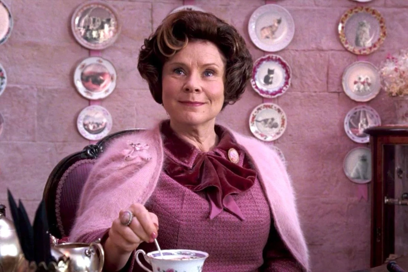 Imelda Staunton jako Dolores Umbridge.