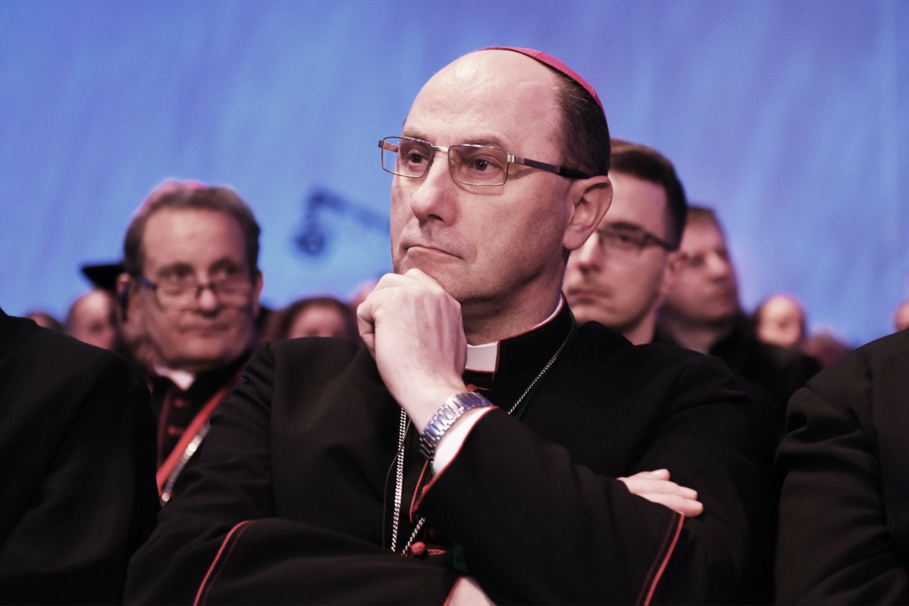 Arcybiskup Wojciech Polak martwi się wynikami sondażu CBOS.