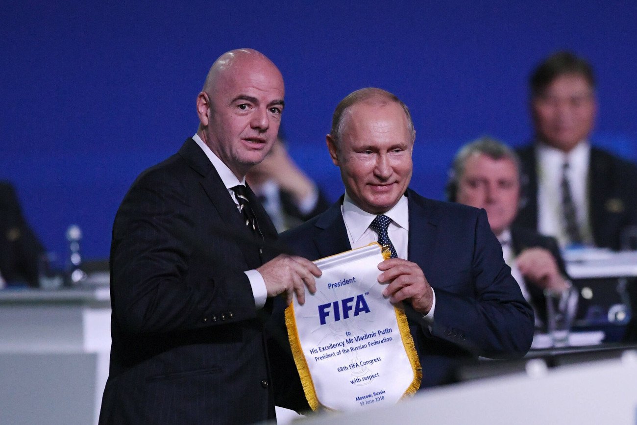 Szef FIFA Gianni Infantino w towarzystwie Władimira Putina - ten widok przez lata nie był rzadkością.