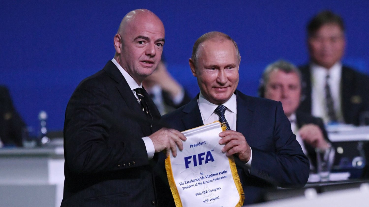 Szef FIFA Gianni Infantino w towarzystwie Władimira Putina - ten widok przez lata nie był rzadkością.