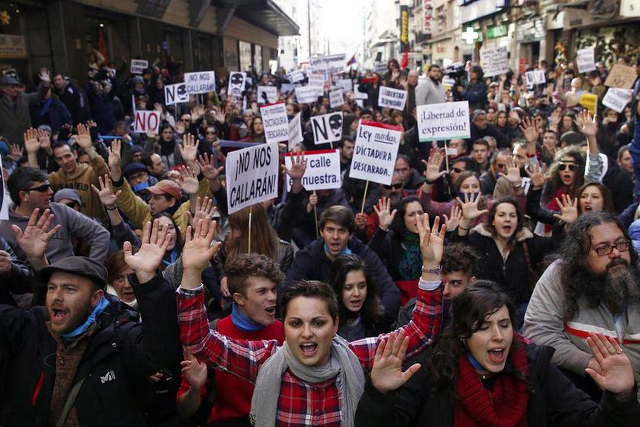 Hiszpanie protestują przeciwko zakazowi protestowania.