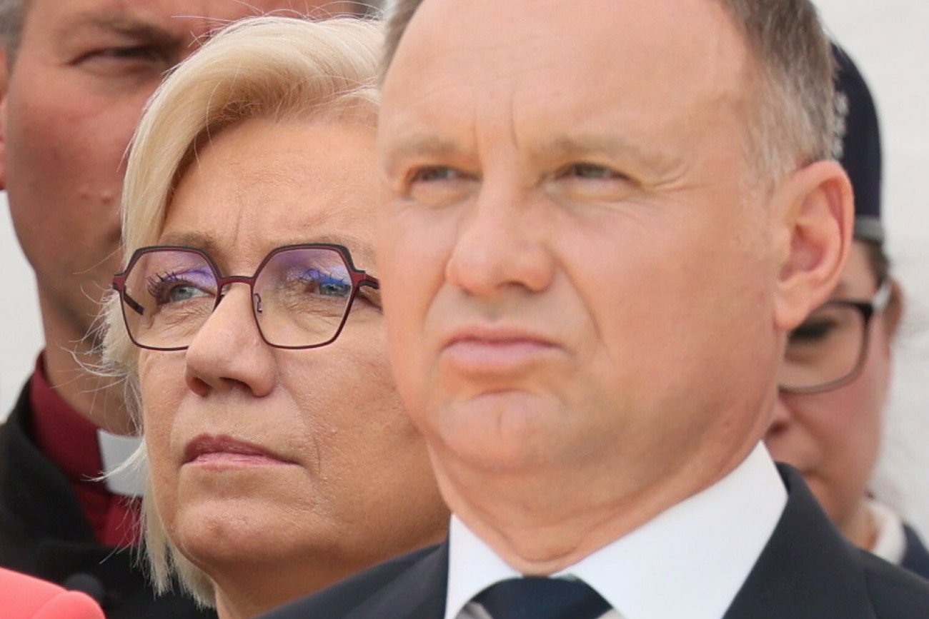Prezydent Andrzej Duda. W tle sędzia Julia Przyłębska.