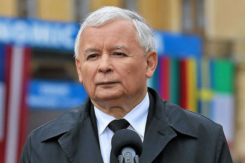 Jarosław Kaczyński stawił się przed sądem i o mało nie zmarnował wizyty, bo... zapomniał z domu dokumentów