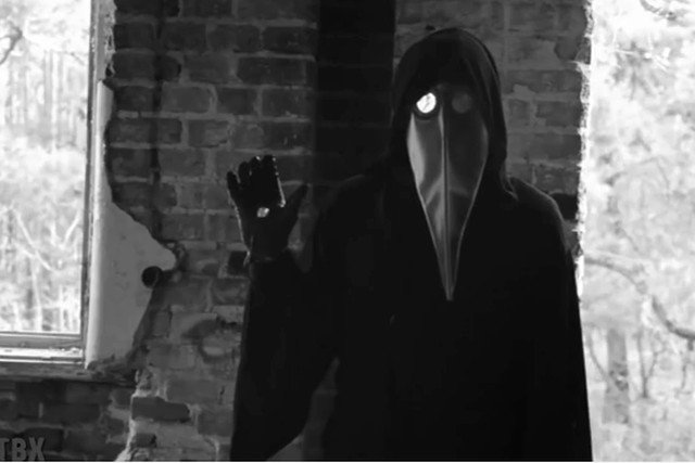 W internecie krąży przerażający filmik. Jego tytuł to „Śmierć”, zapisana w kodzie binarnym. Zawiera wiele tajemniczych znaków