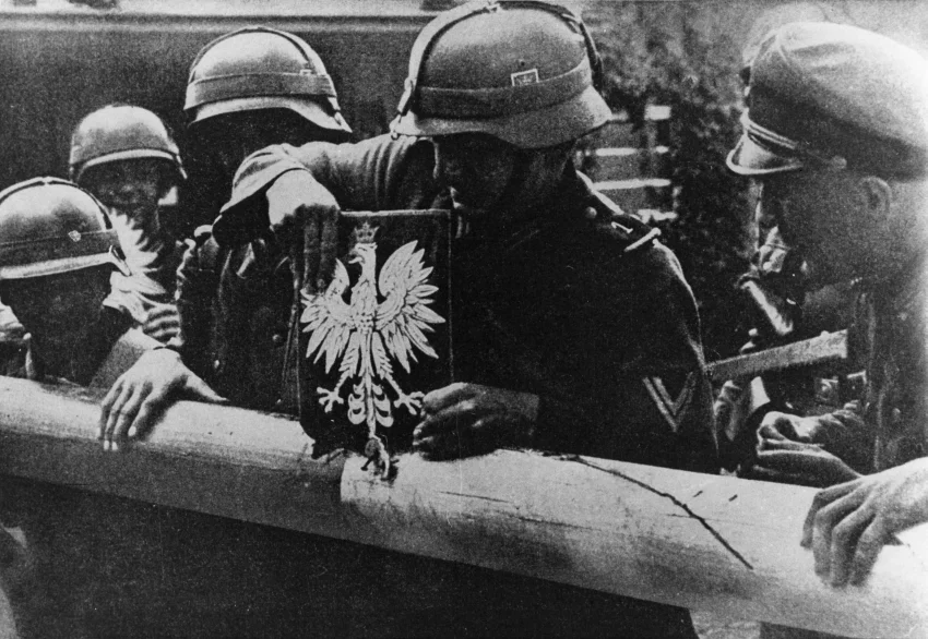 Żołnierze niemieccy zdejmujący szlaban graniczny 1 września 1939 roku.