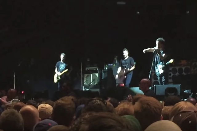 Wokalista Pearl Jam wyrzucił z koncertu mężczyznę za złe zachowanie w stosunku do stojącej obok kobiety.
