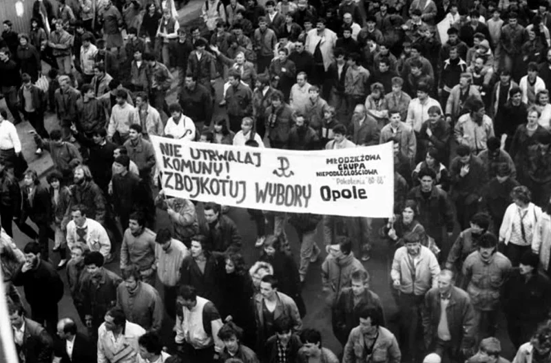 Jerzy Golczuk: "Opole było niezwykle spokojnym miastem i ludzi walczących z komuną była garstka. Co było oczywiście na rękę bezpiece. Dlatego jak wyjeżdżaliśmy na demonstracje do Wrocławia czy na Śląsk, to transparent musiał być największy."