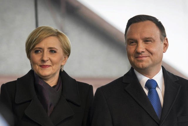 Pierwsza dama usuwa się w cień z powodów rodzinnych? Tak "Super Express" tłumaczy jej nieobecność