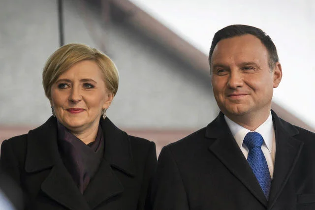 Pierwsza dama usuwa się w cień z powodów rodzinnych? Tak "Super Express" tłumaczy jej nieobecność
