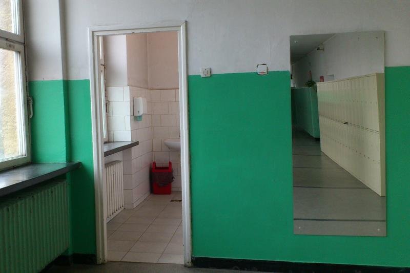 W szkolnej toalecie zdemontowano drzwi. Uczniowie wstydzą się z nich korzystać