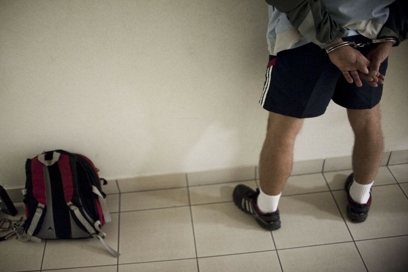 Mężczyzna na zgodę wręczył policjantom kwiat marihuany.