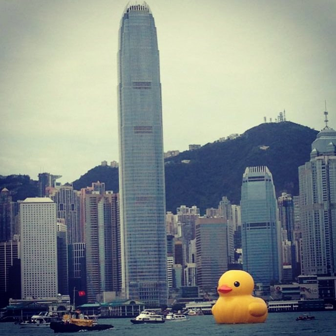 w tle wyspa Hong Kong (dzielnica central)