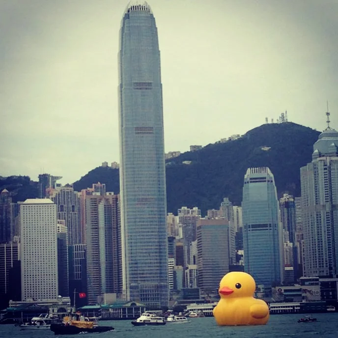w tle wyspa Hong Kong (dzielnica central)