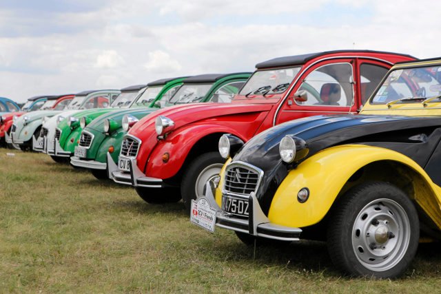 Na zlotach ogólnopolskich można spotkać setki klubowiczów, którzy chwalą się swoimi samochodami.