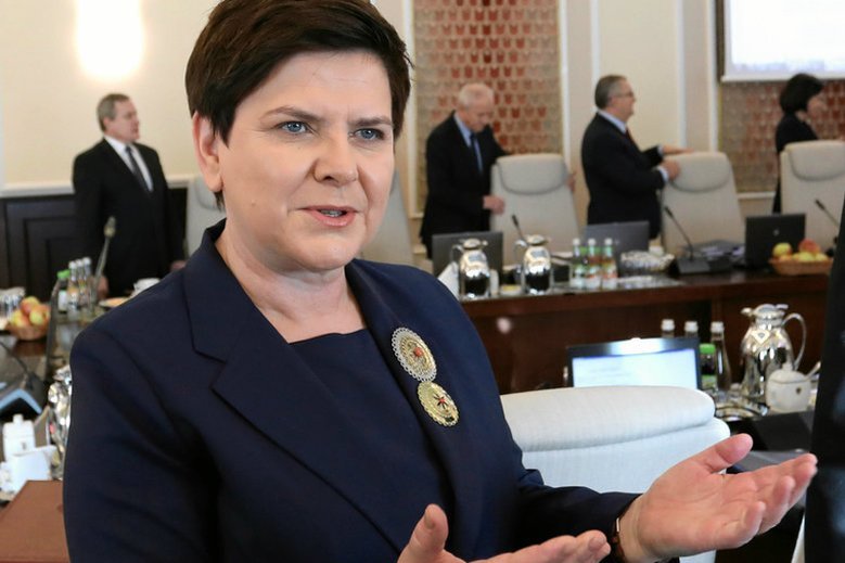 Skąd Beata Szydło ma tyle różnych broszek? Jak wynika z jej oświadczenia, wiele dostała jako prezent.