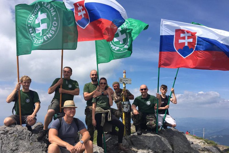 Słowaccy nacjonaliści pomylili szczyty podczas "wyprawy narodowej". Tradycja nakazuje zdobywać Krywań w Tatrach, oni weszli na Wielki Krywań w zupełnie innym paśmie.