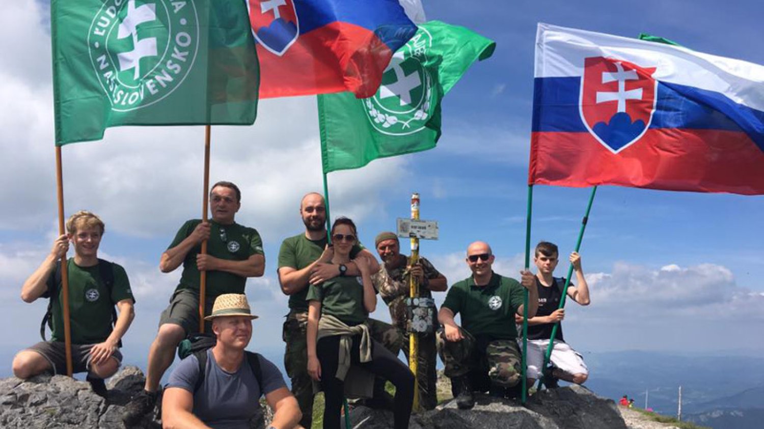 Słowaccy nacjonaliści pomylili szczyty podczas "wyprawy narodowej". Tradycja nakazuje zdobywać Krywań w Tatrach, oni weszli na Wielki Krywań w zupełnie innym paśmie.