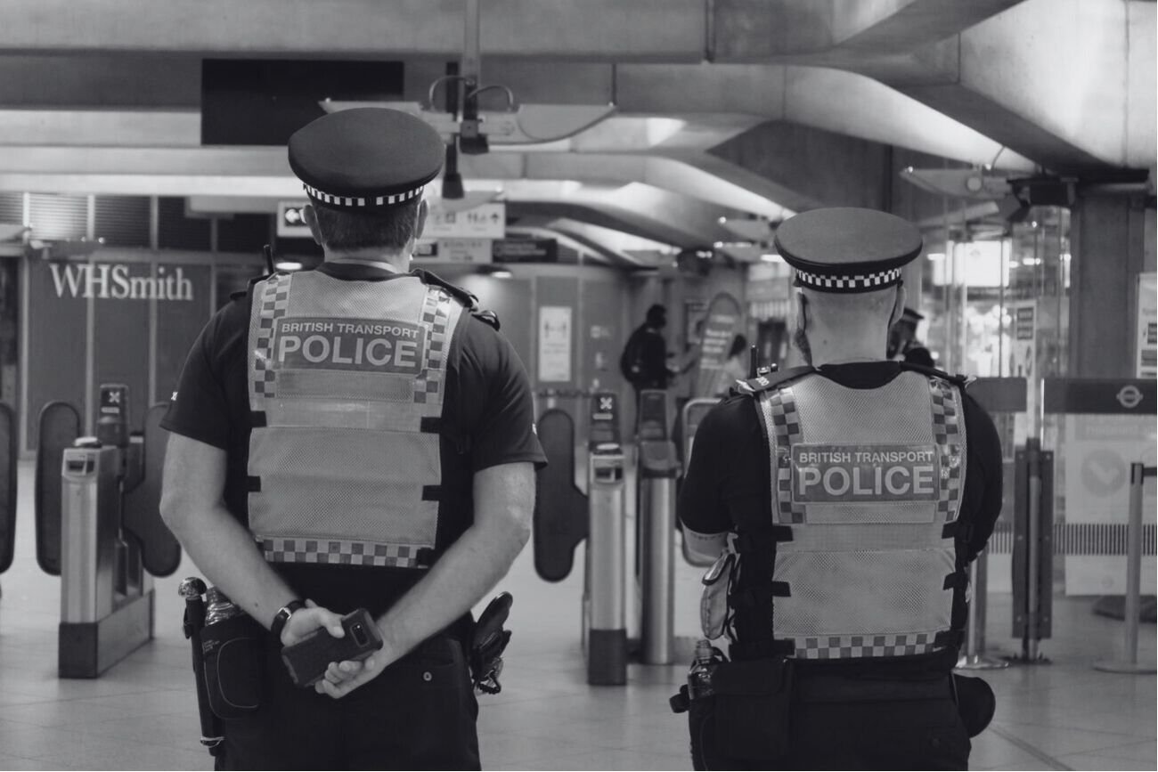 46-letni policjant zginął potrącony przez pociąg. Funkcjonariusz ratował życie innego człowieka. Zdjęcie ilustracyjne.