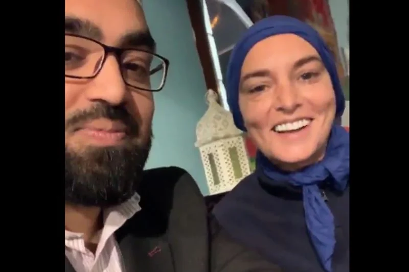 Sinead O'Connor w hidżabie.
