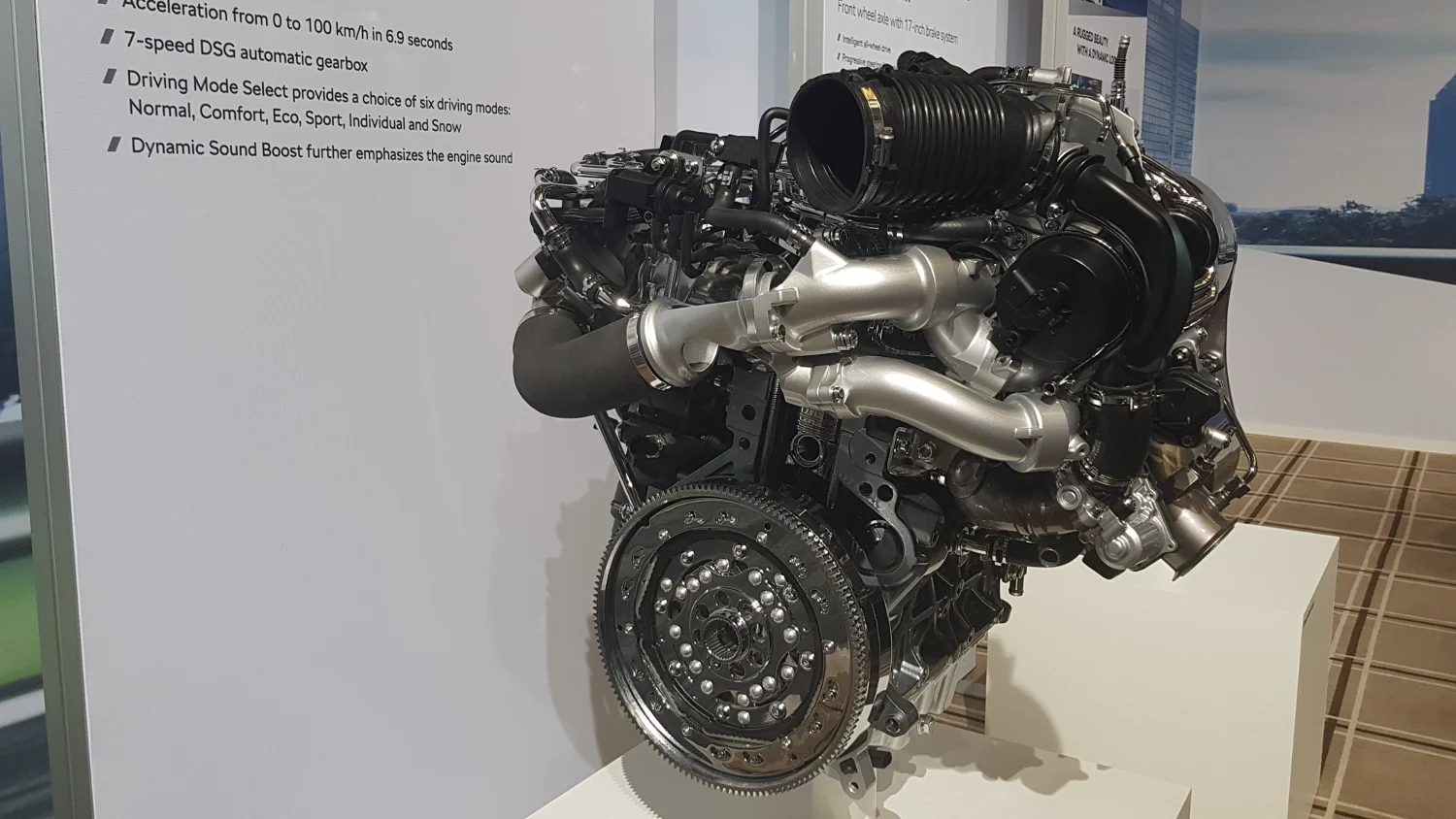 Silnik diesla z podwójnym systemem turbo generuje moc 240 KM.