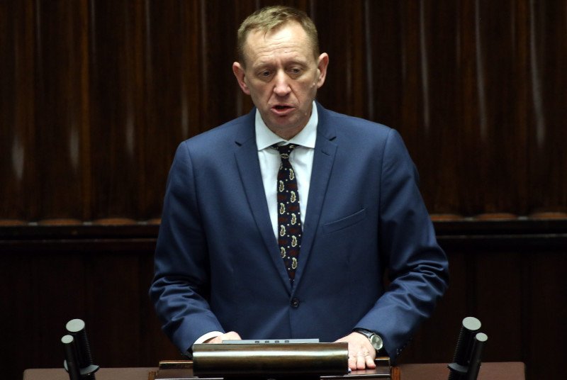 Poseł PiS Robert Telus zaliczył wpadkę na wizji. Pokazywany przez niego "płód" okazał się laleczką.