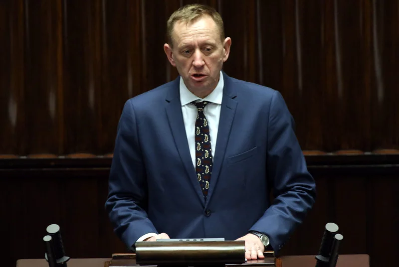 Telus powiedział, że zdjęcie "płodu" przysłały mu córki. Poseł PiS Robert Telus zaliczył wpadkę na wizji. Pokazywany przez niego "płód" okazał się laleczką.