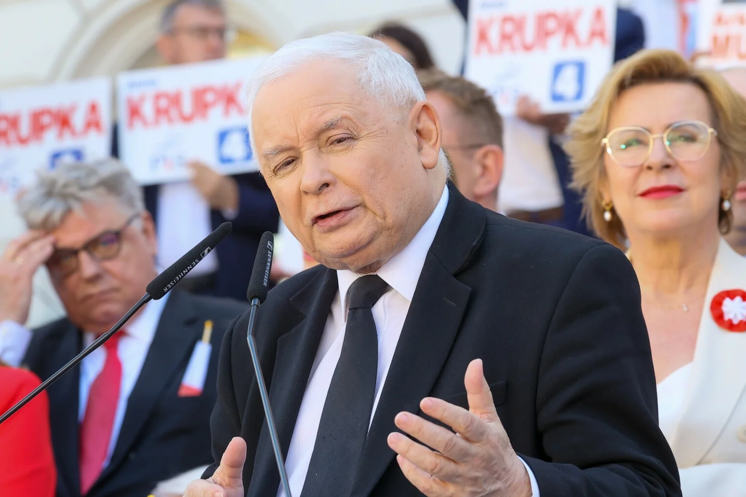 Powstało Stowarzyszenie Biało-Czerwonych. Kaczyński prosi o wpłaty.