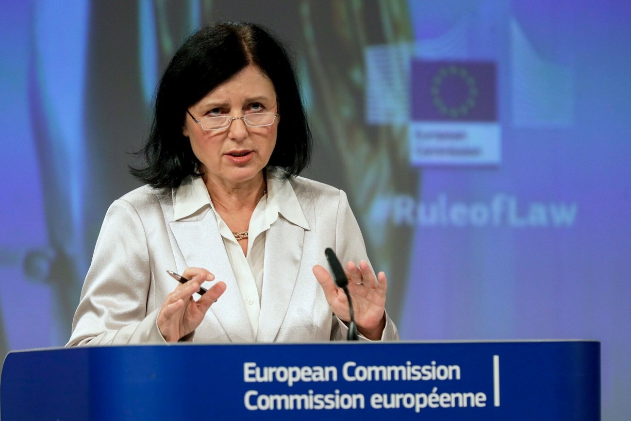 Komisja Europejska wzywa Polskę do zrealizowania postanowień TSUE.