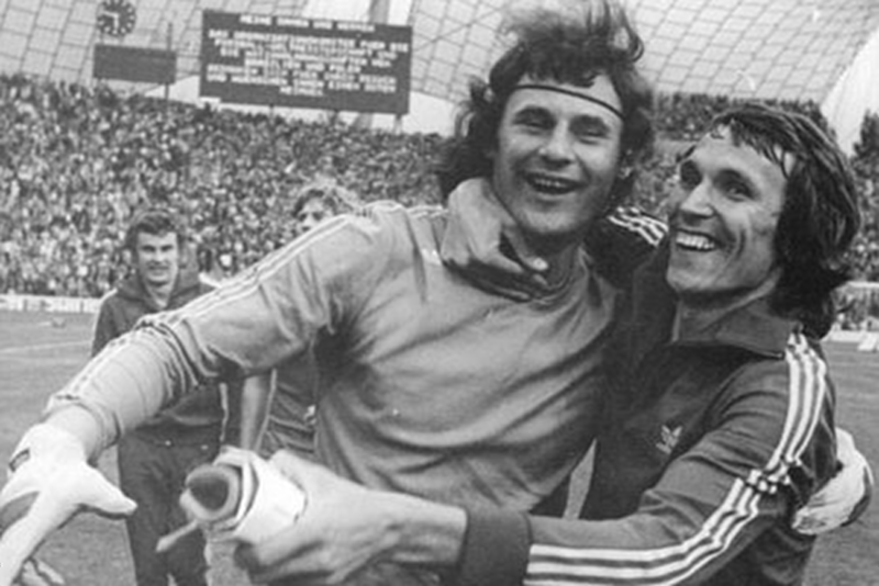 Tomaszewski i Kasperczak po zdobyciu srebrnego medalu na mistrzostwach świata w 1974 roku