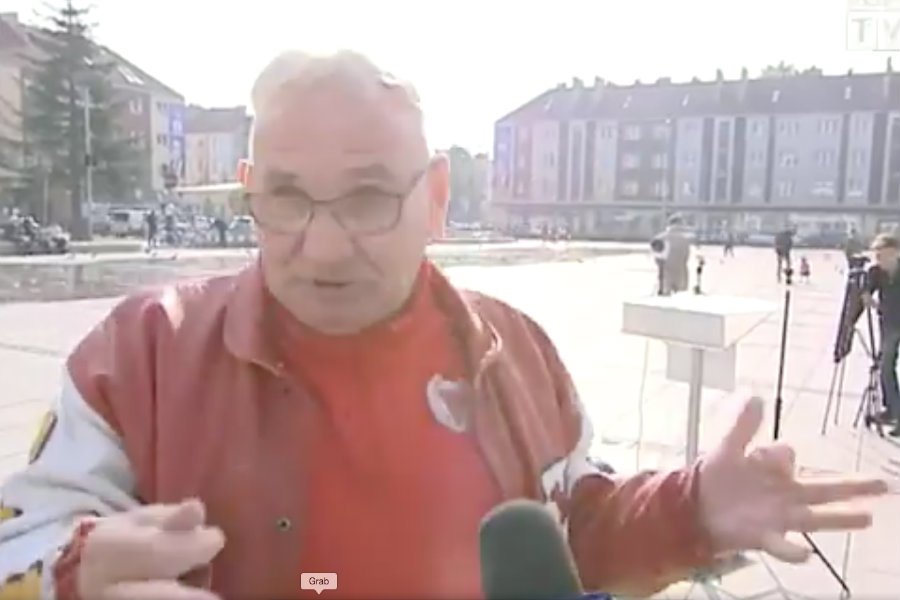 Pan Zbigniew jest nowym bohaterem prawicy. Zakłócił konferencję Krzysztofa Brejzy.