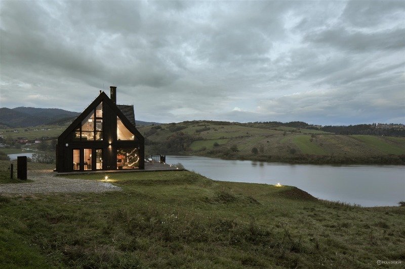 Chata Pasterska, dzięki połączeniu tradycji z nowoczesnością, doskonale wpisuje się w krajobraz