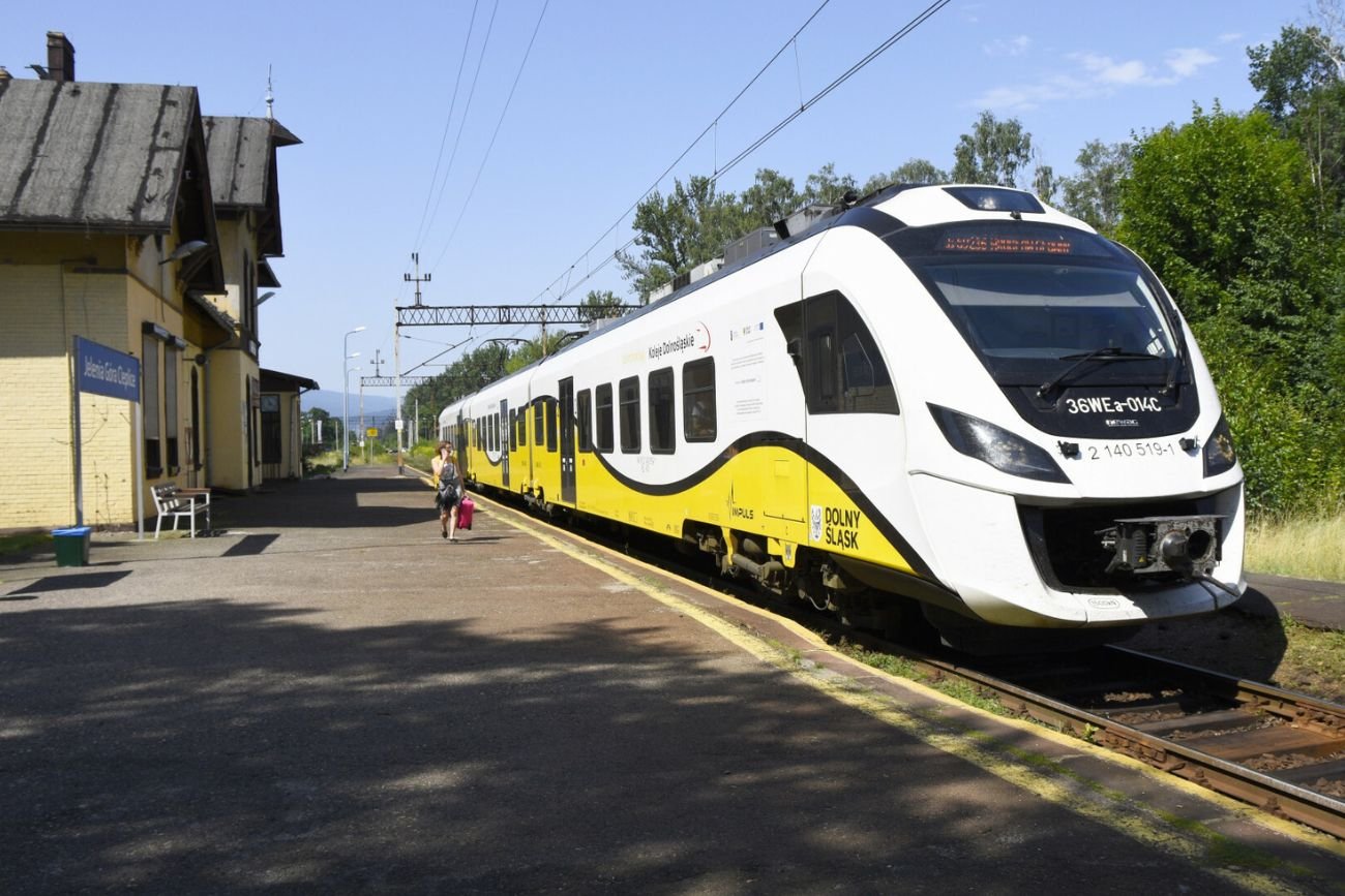 Turyści czekają na połączenie kolejowe z Jeleniej Góry do Karpacza Pociągi z Jeleniej Góry do Karpacza miały pojechać w grudniu. Tak się nie stanie