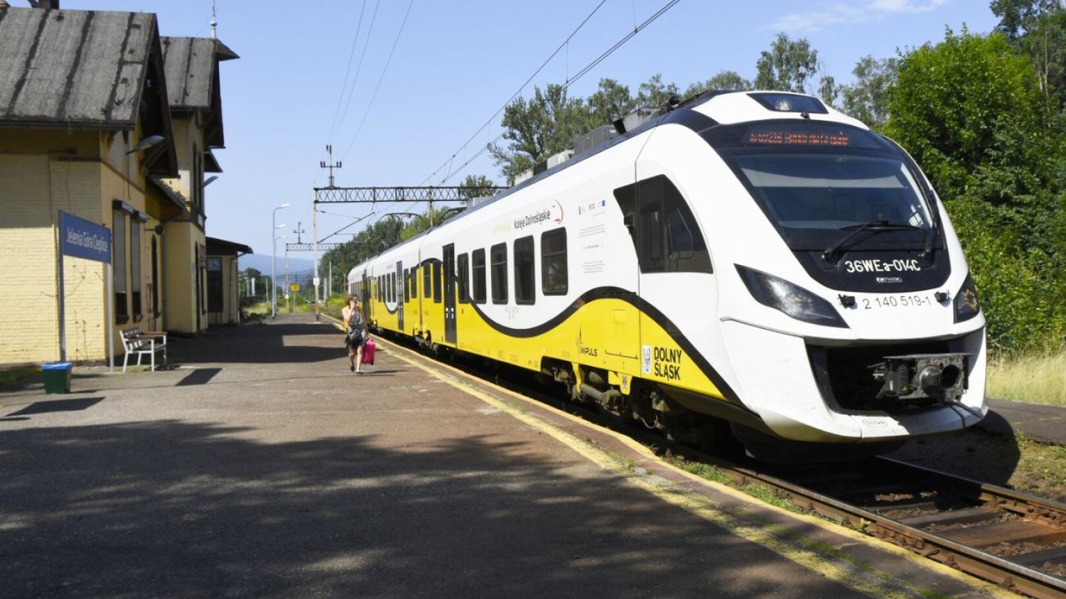 Pociągi z Jeleniej Góry do Karpacza miały pojechać w grudniu. Tak się nie stanie