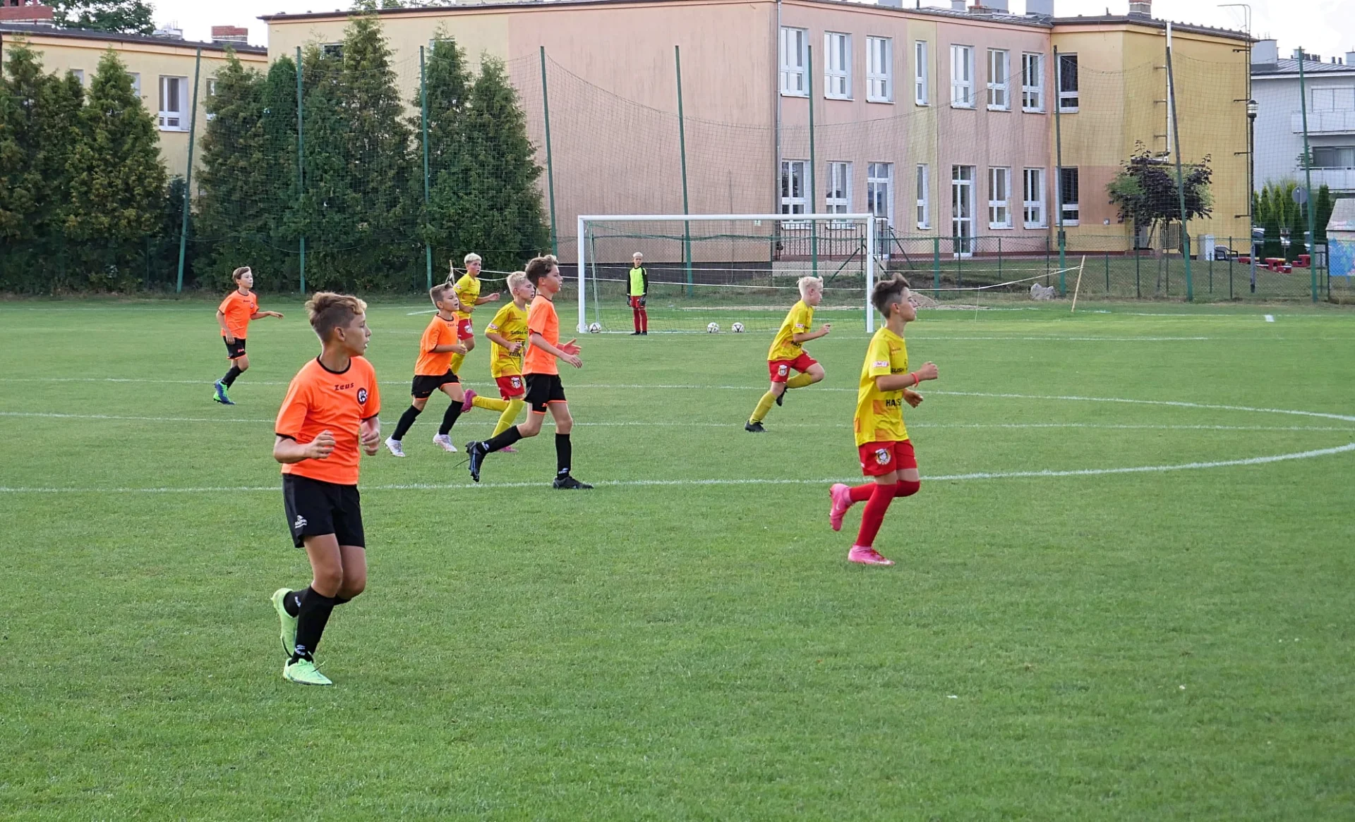 Boisko Rokity Rokietnica zostało zniszczone przez kierowcę samochodu, klub apeluje o pomoc