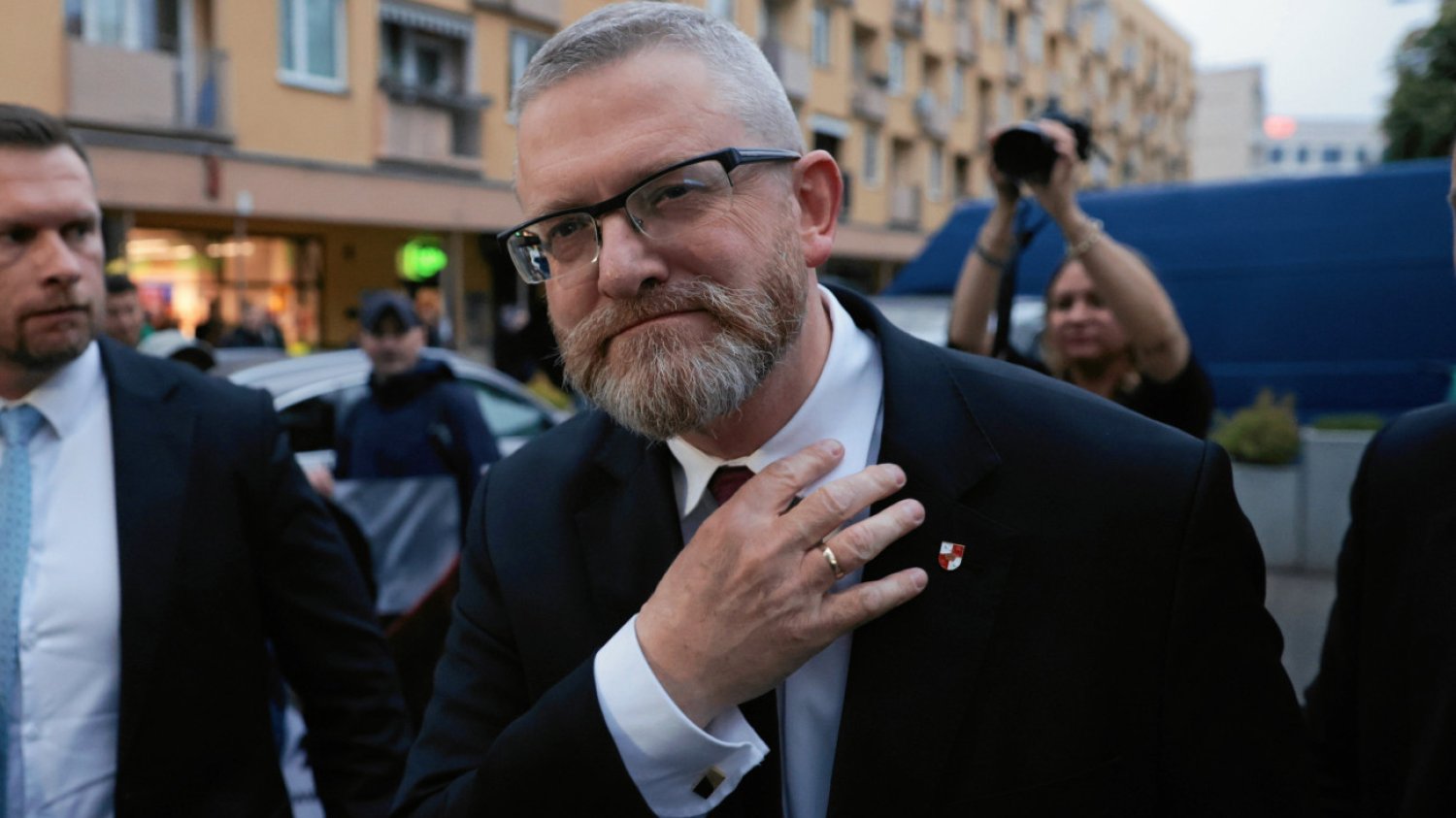 Nowy sondaż to alarm dla Tuska i koalicji. Partia Brauna trzecią siłą