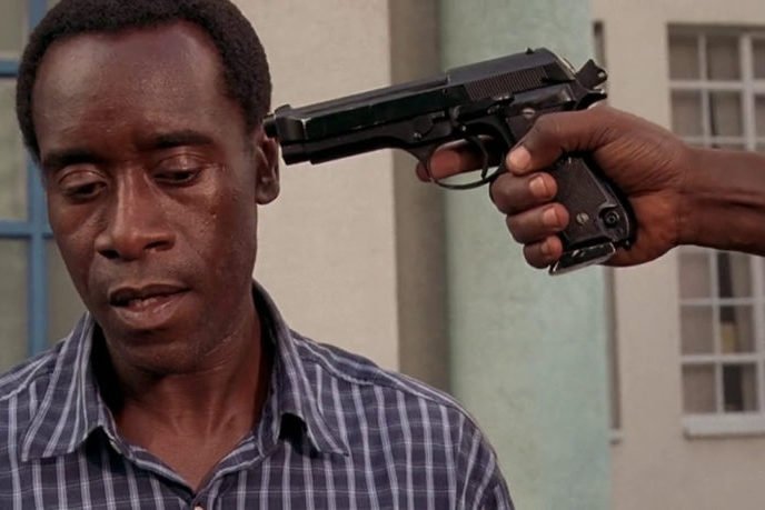 Don Cheadle jako Paul Rusesabagina w filmie "Hotel Rwanda" (2004). Produkcja opowiada o ludobójstwie z 1994 roku.