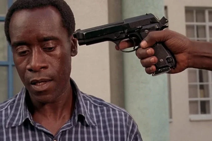 Don Cheadle jako Paul Rusesabagina w filmie "Hotel Rwanda" (2004). Produkcja opowiada o ludobójstwie z 1994 roku.