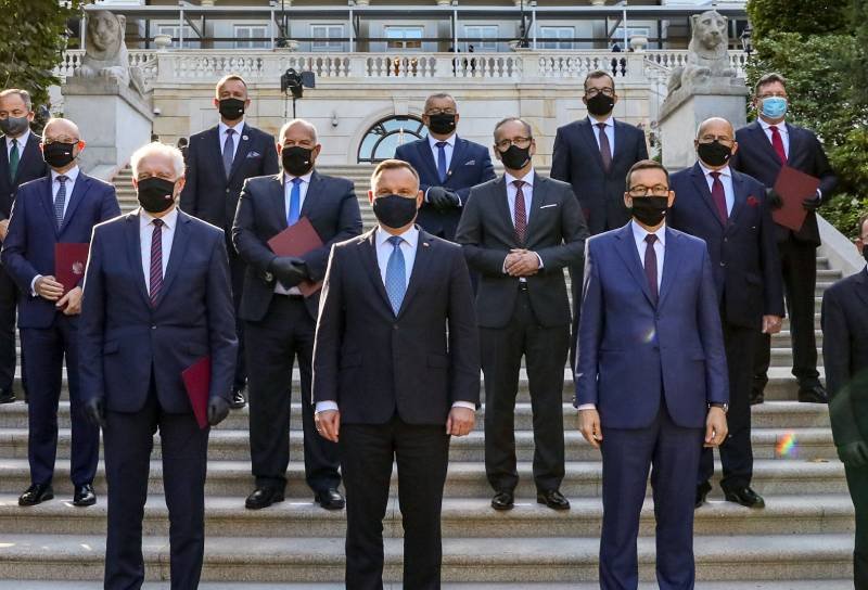 Zdjęcie po zaprzysiężeniu rządu. Brakuje na nim Jarosława Kaczyńskiego.