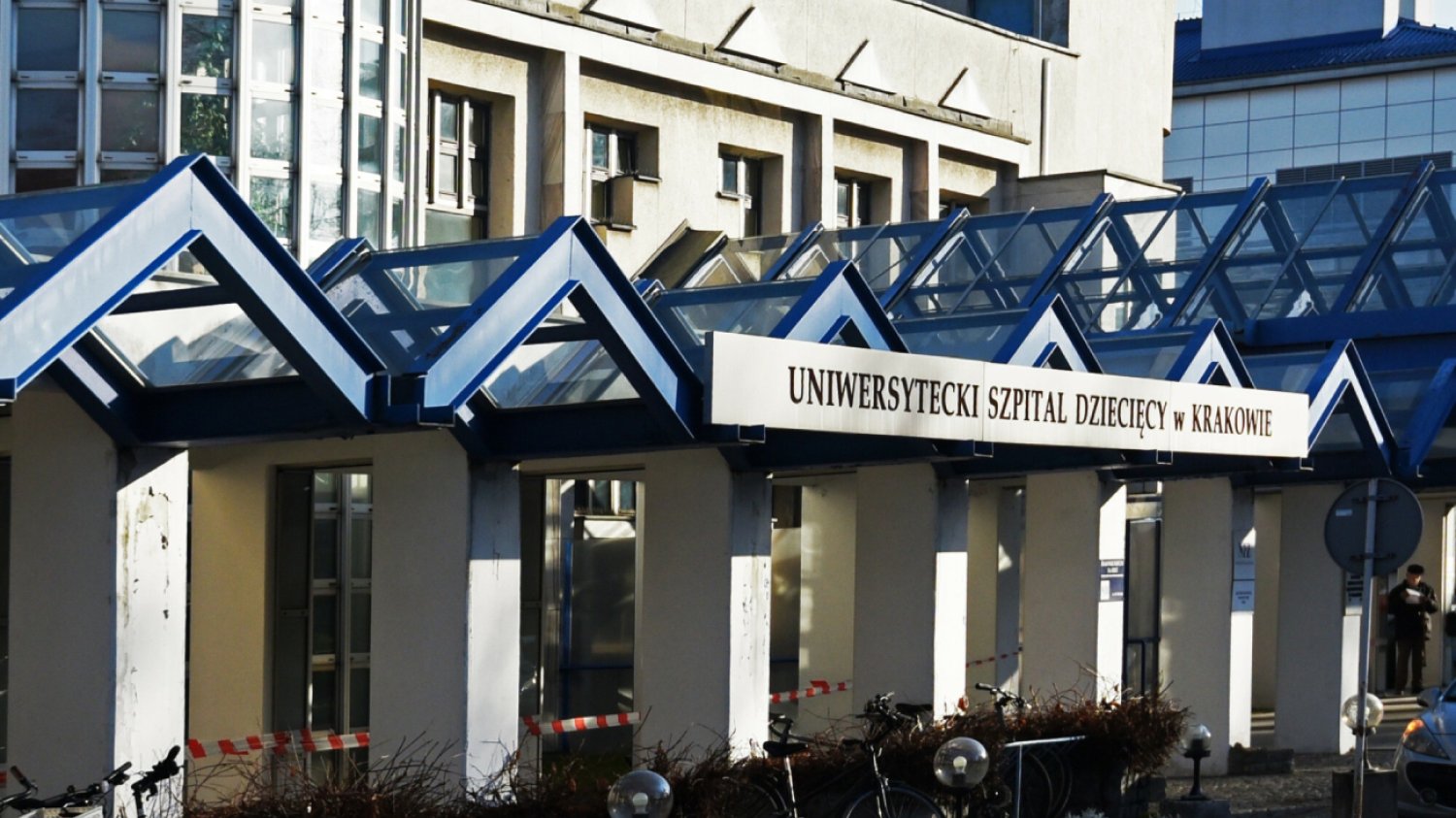 Atak nożownika w Szpitalu Uniwersyteckim w Krakowie. Ranny lekarz jest operowany.