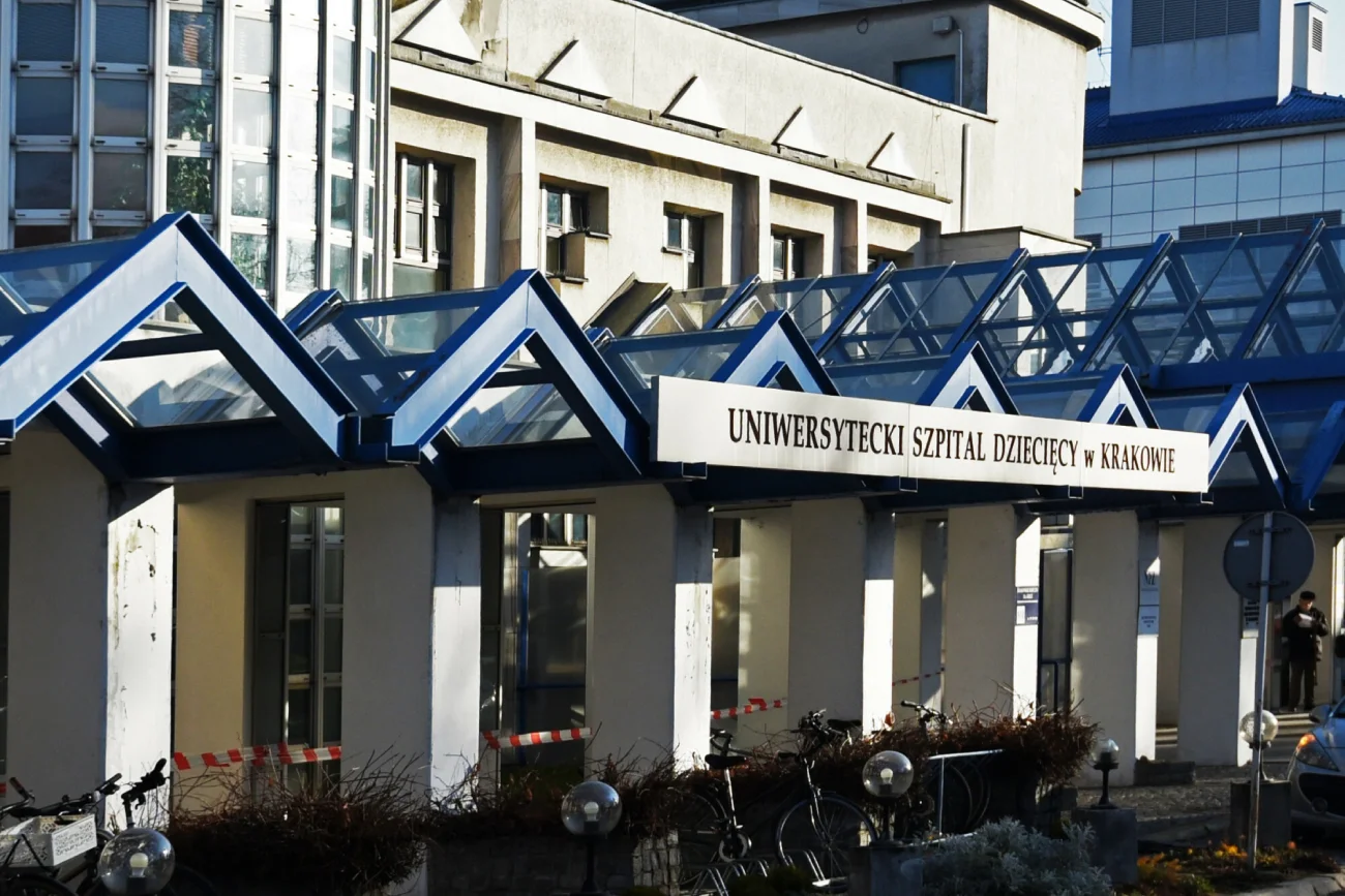 Atak nożownika w Szpitalu Uniwersyteckim w Krakowie. Ranny lekarz jest operowany.