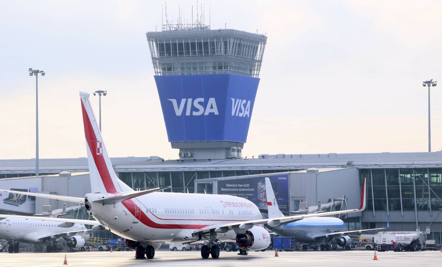 Lotnisko Okęcie. Doszło do wypadku, dwie osoby są w szpitalu