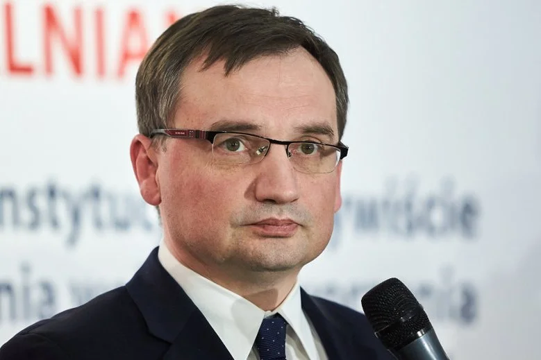 Konrad Piasecki w programie "Kawa na ławę" w TVN24 przyznał, że w przerwie zadzwoniła do niego żona Zbigniewa Ziobry. Chciała, by dziennikarz zdementował podaną na antenie informację.