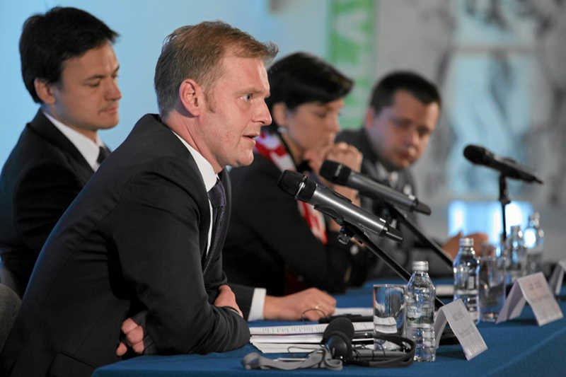 Na pierwszym planie Marcin Herra, prezes spółki PL.2012