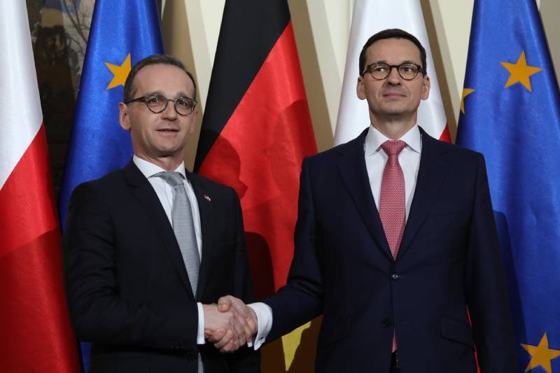 Dzięki wspólnemu działaniu dyplomacji niemieckiej i polskiej, dziennikarz Robert Bociaga aresztowany w Myanmar jest wolny. Na zdjęciu szef MSZ Niemiec Heiko Maas i premier Mateusz Morawiecki. Na zdjęciu szef MSZ Niemiec Heiko Maas i premier Mateusz Morawiecki.