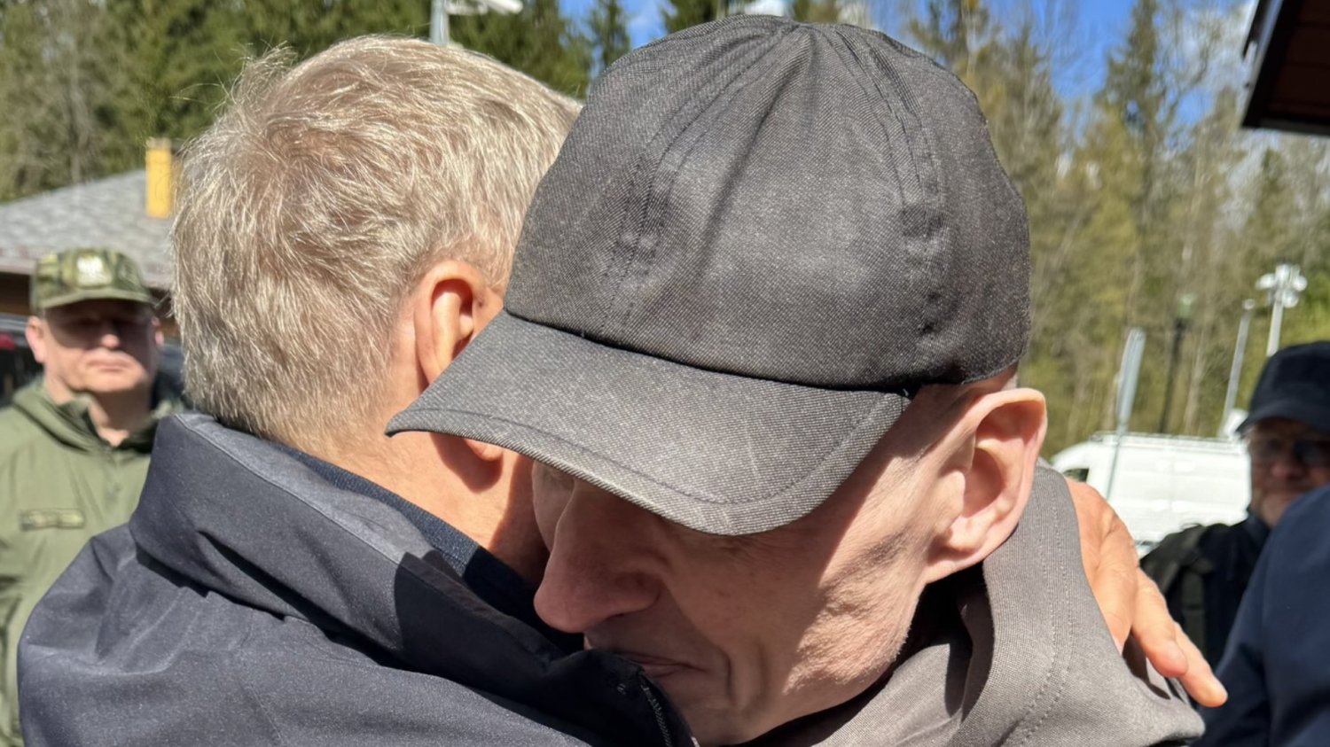 Pierwsze słowa Andrzeja Poczobuta po uwolnieniu. "Będę mógł tam wrócić?" Uścisk uwolnionego Andrzeja Poczobuta z Donaldem Tuskiem.