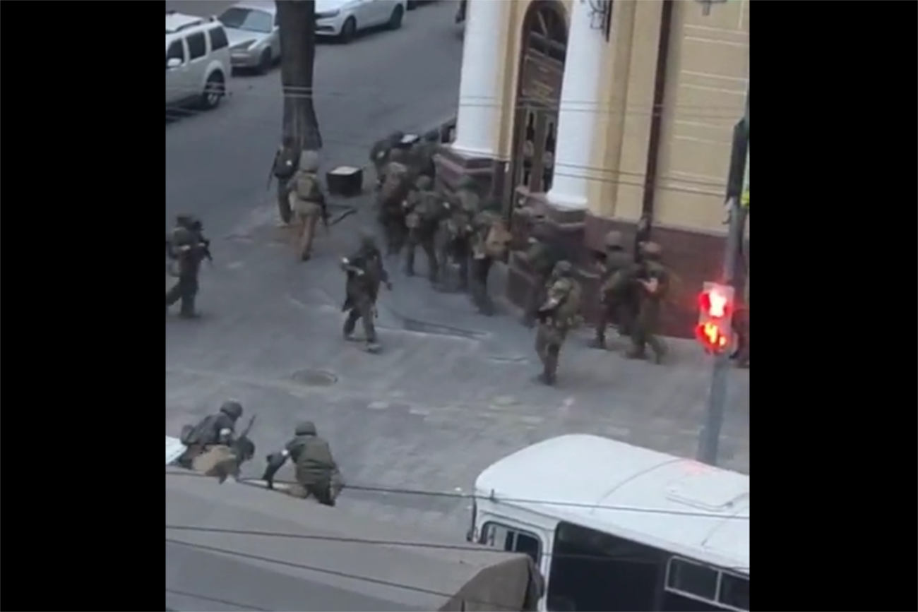 Żołnierze Grupy Wagnera na ulicach Rostowa. Apel gubernatora obwodu