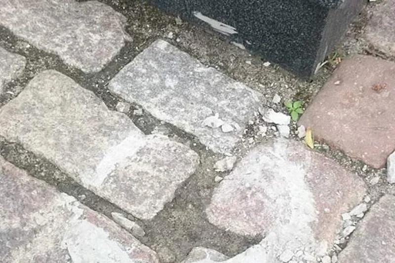 Ślad po pomniku tylko pozostał...