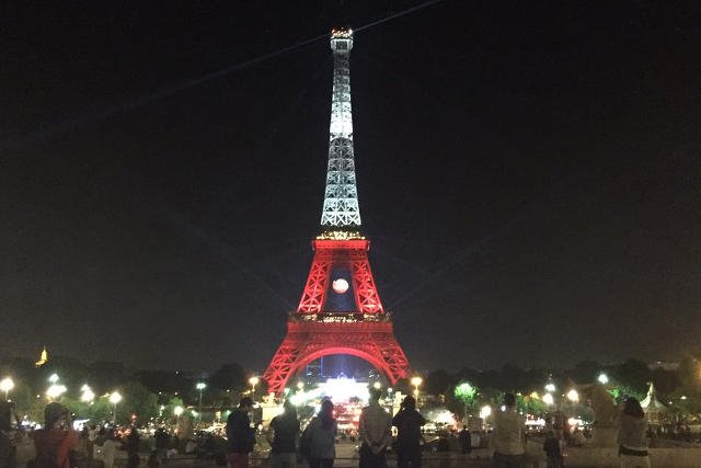 Udało się - wieża Eiffla świeciła na biało-czerwono.