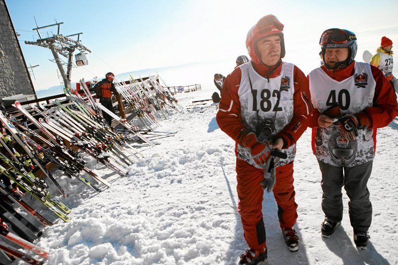 Uczestnicy narciarskich i snowboardowych zawodów popularnego "zjazdu na krechę"